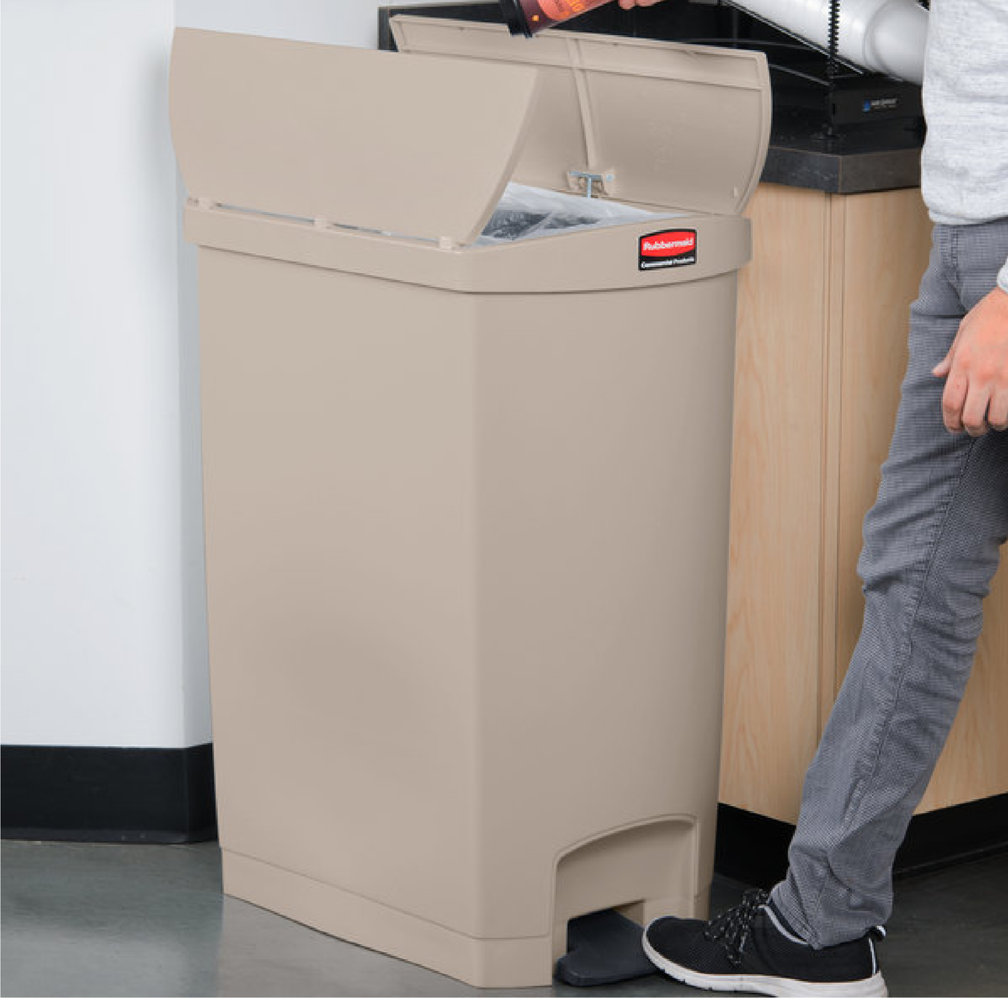 CONTENEDOR DE PEDAL STREAMLINE STEP ON RESINA END STEP BEIGE 24 GAL