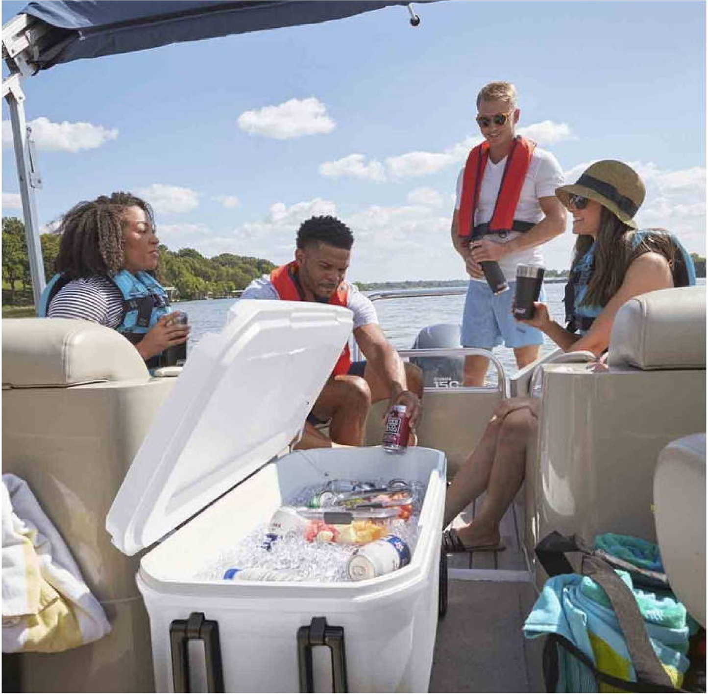 HIELERA MARINA COLEMAN 100 QT, ASA Y LLANTAS DE TRANSPORTE, BLANCO