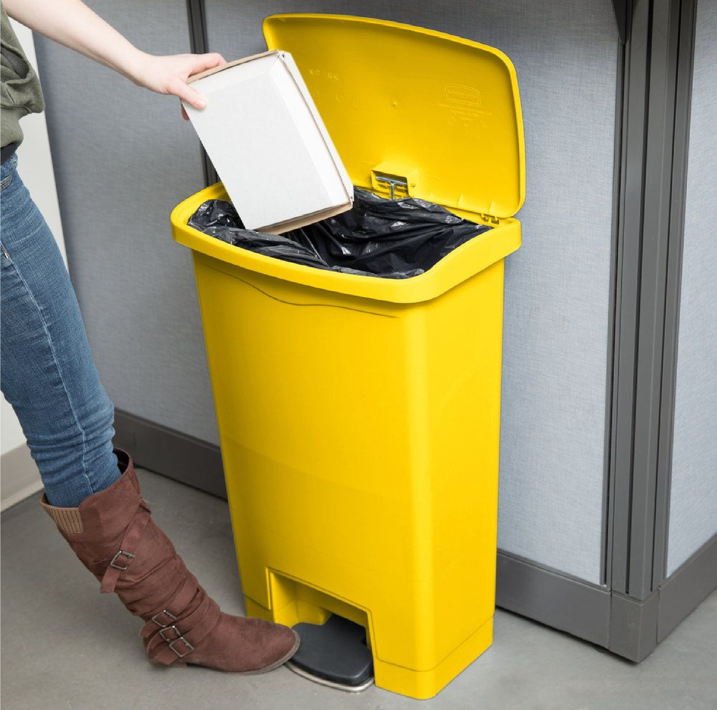 CONTENEDOR DE PEDAL STREAMLINE STEP ON RESINA FRONT STEP, 13 GAL