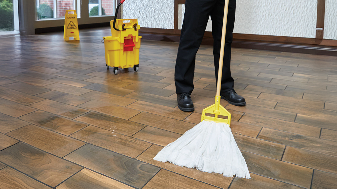 Cómo mantener impecables lobby y salones en horas pico: estrategias y equipo clave