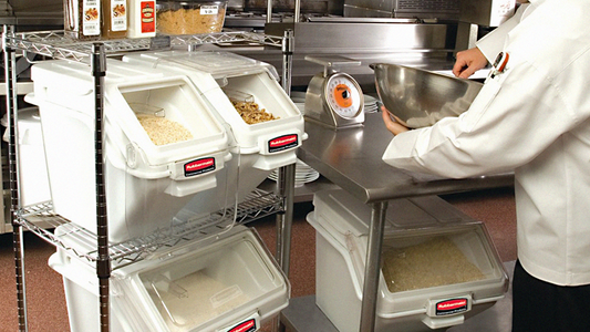 7 productos Rubbermaid imprescindibles para un restaurante de cadena