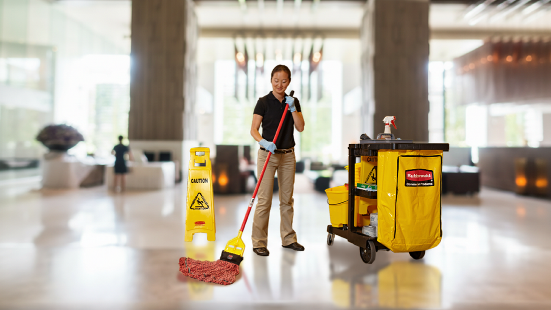 Checklist sanitario para áreas comunes en hoteles: limpieza profesional con Rubbermaid