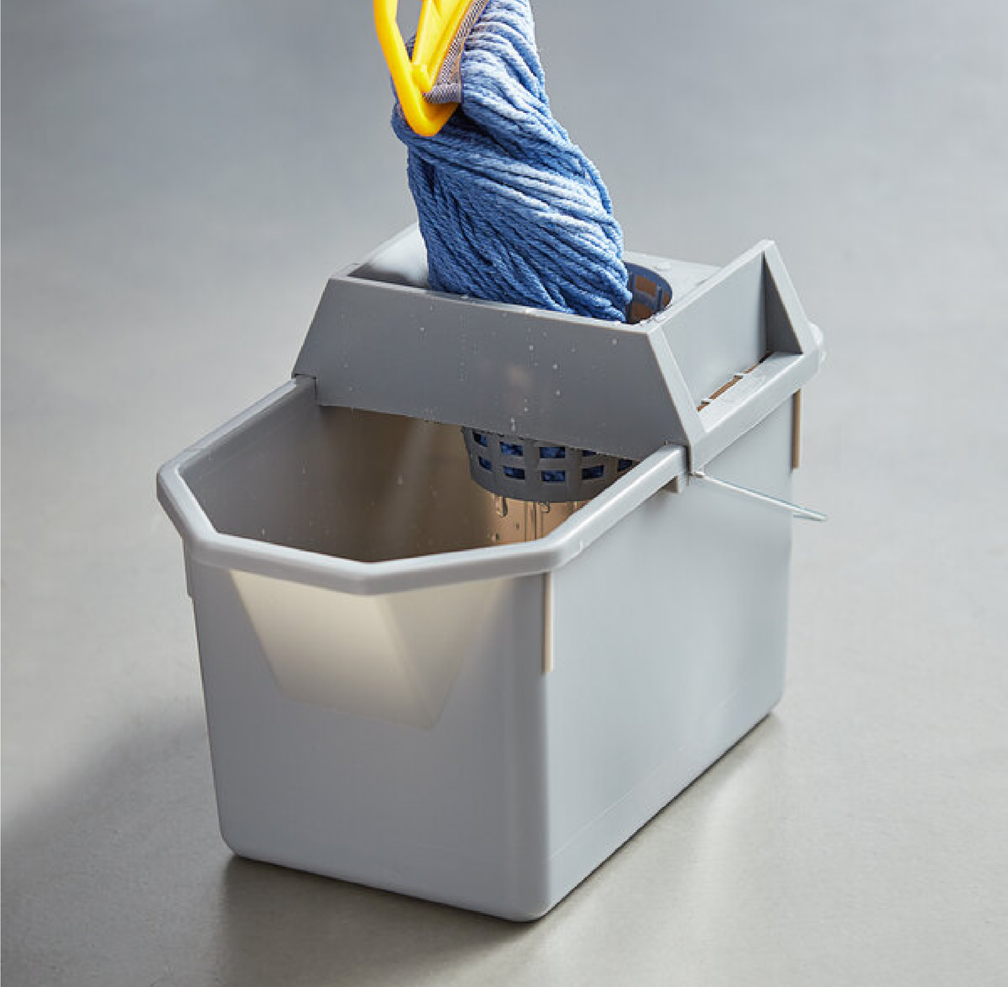 BALDE Y COLADOR DE TRAPEADOR RCP® 15 QT