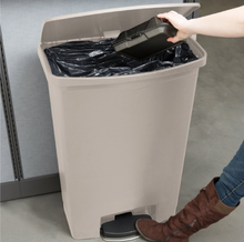 CONTENEDOR DE PEDAL STREAMLINE STEP ON RESINA FRONT STEP, 24 GAL